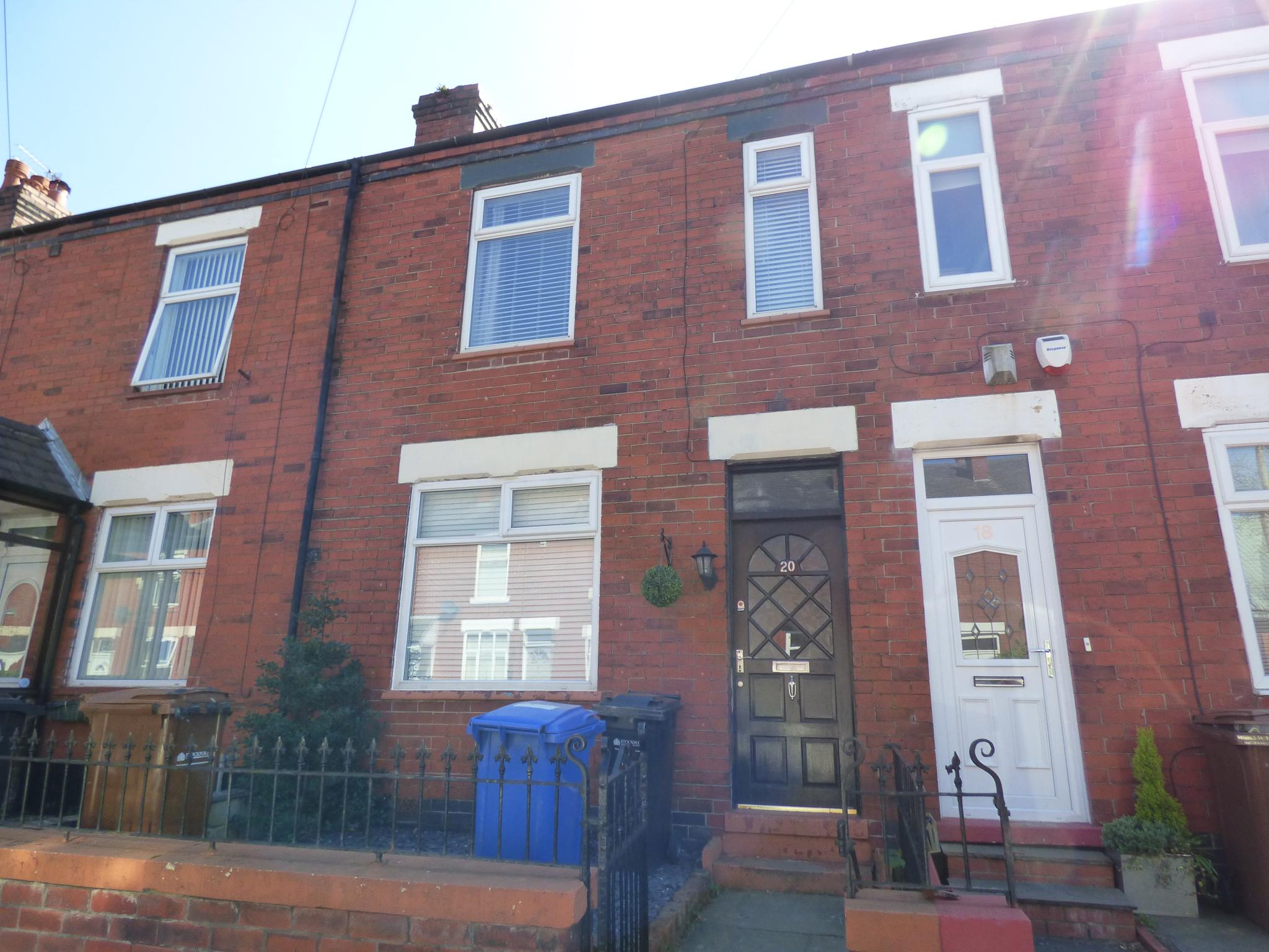 1 bedroom shared house Let in Stockport - Photograph 1.