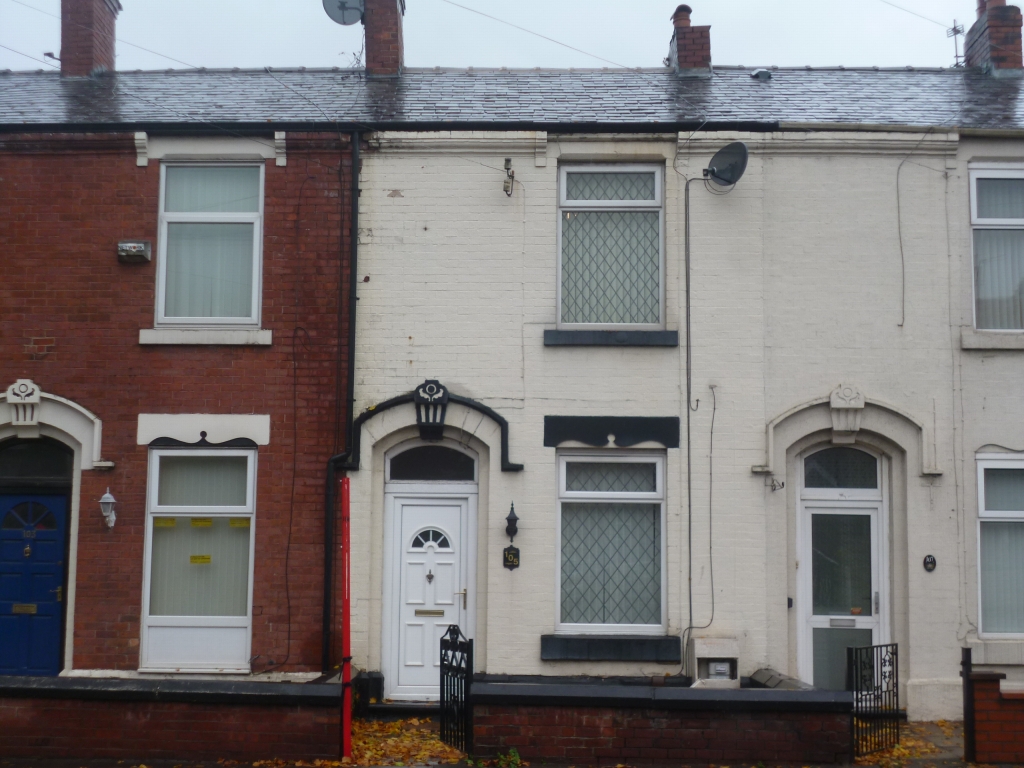 2 bedroom mid terraced house Let in Hyde - 0.