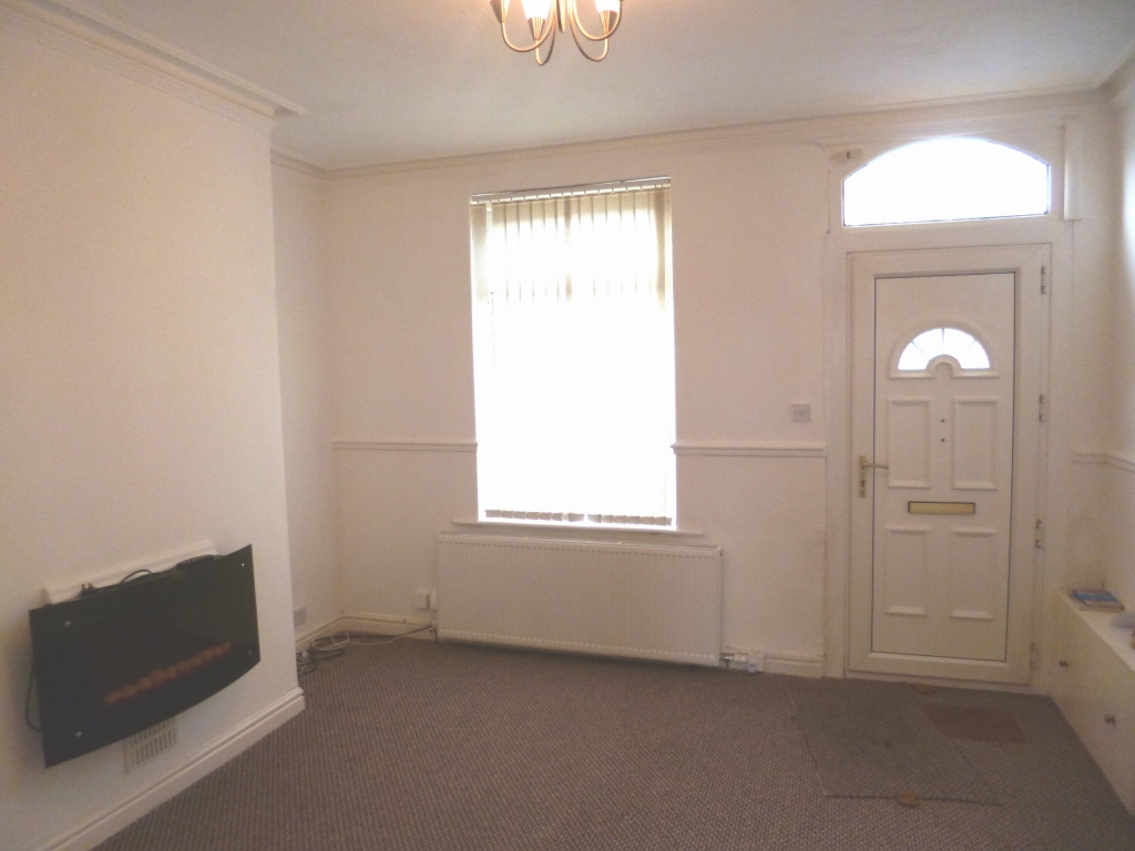 2 bedroom mid terraced house Let in Hyde - 0.