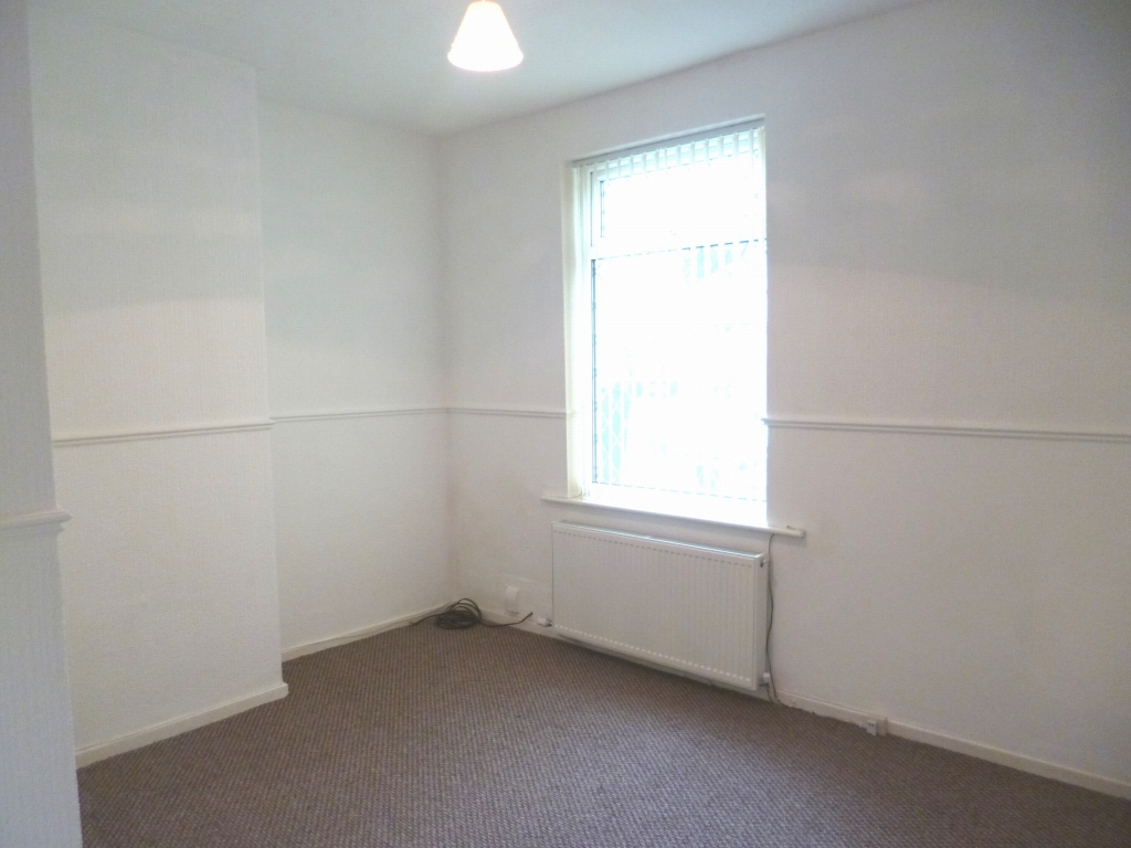 2 bedroom mid terraced house Let in Hyde - 0.