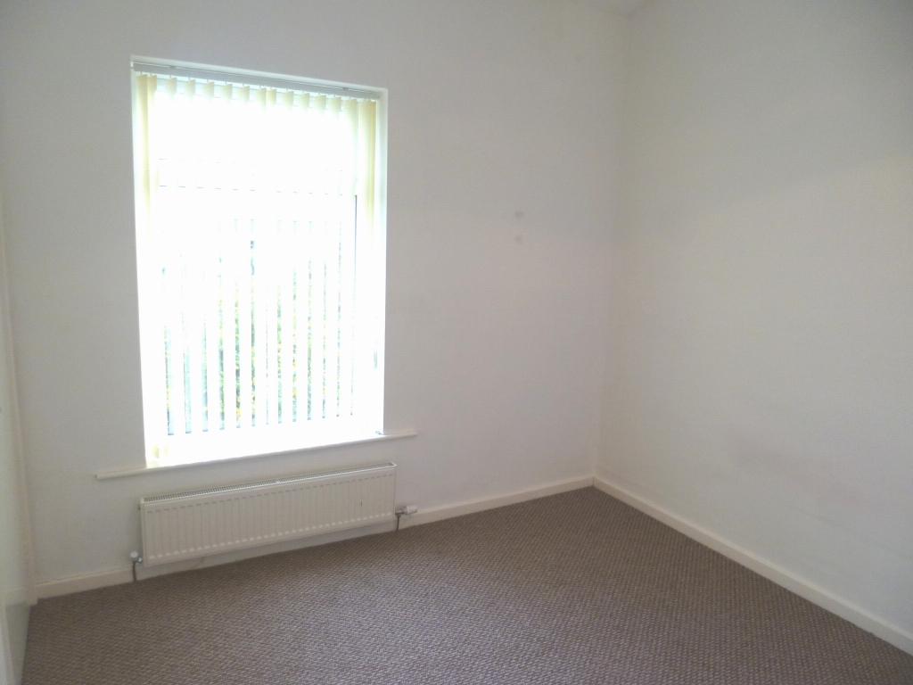 2 bedroom mid terraced house Let in Hyde - 0.