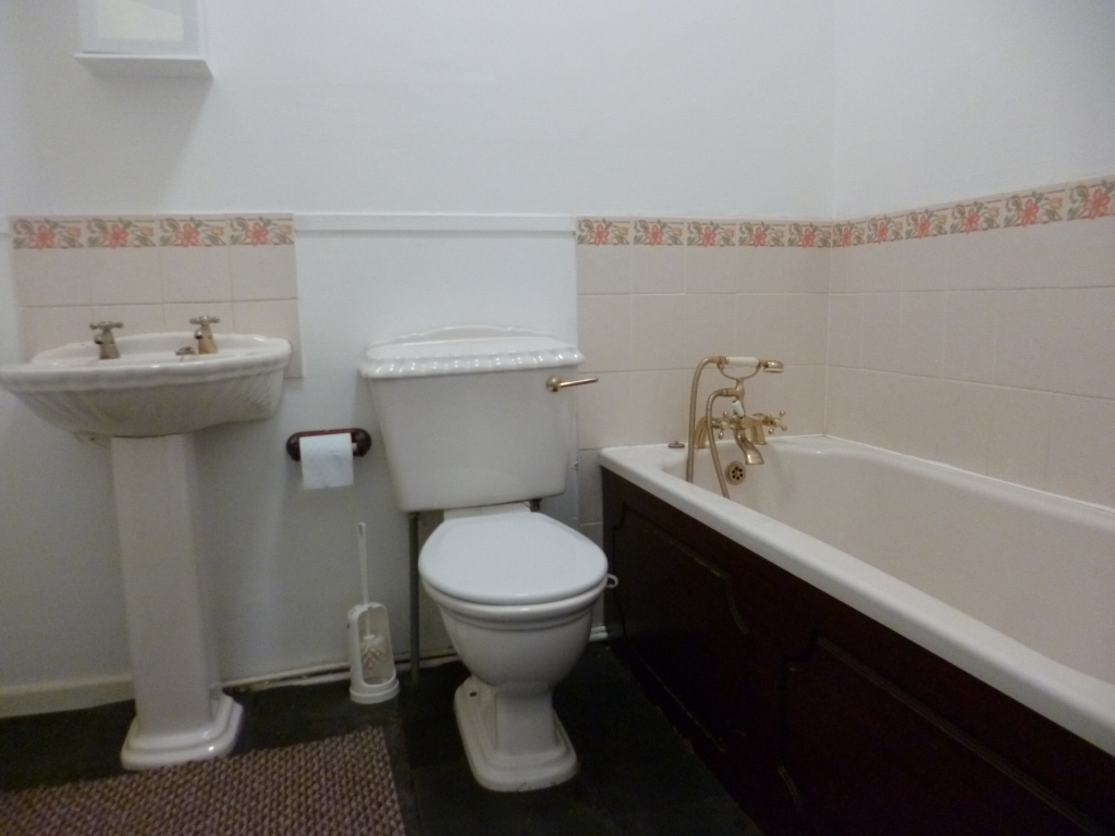 2 bedroom mid terraced house Let in Hyde - 0.