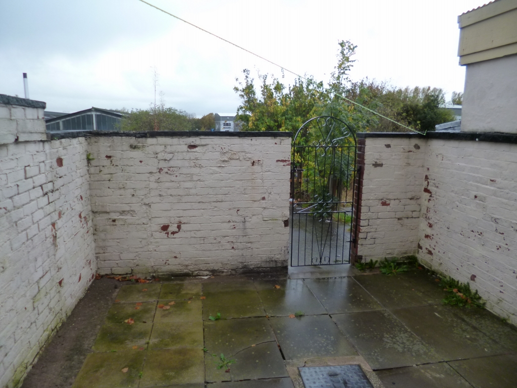 2 bedroom mid terraced house Let in Hyde - 0.