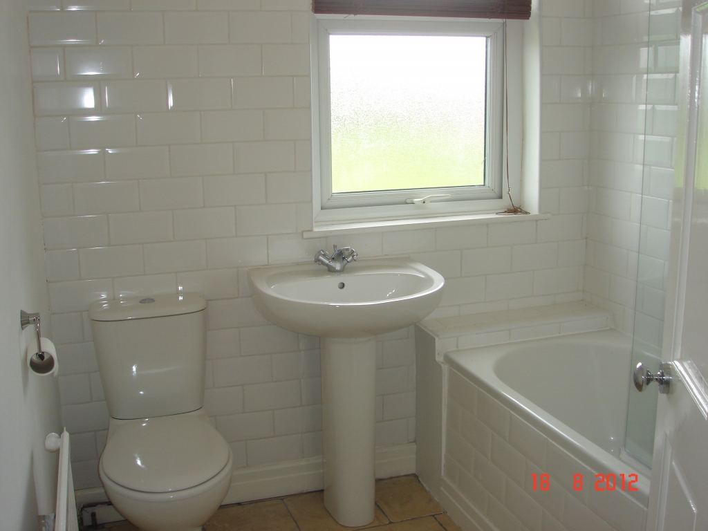 2 bedroom house Let in Manchester - 0.