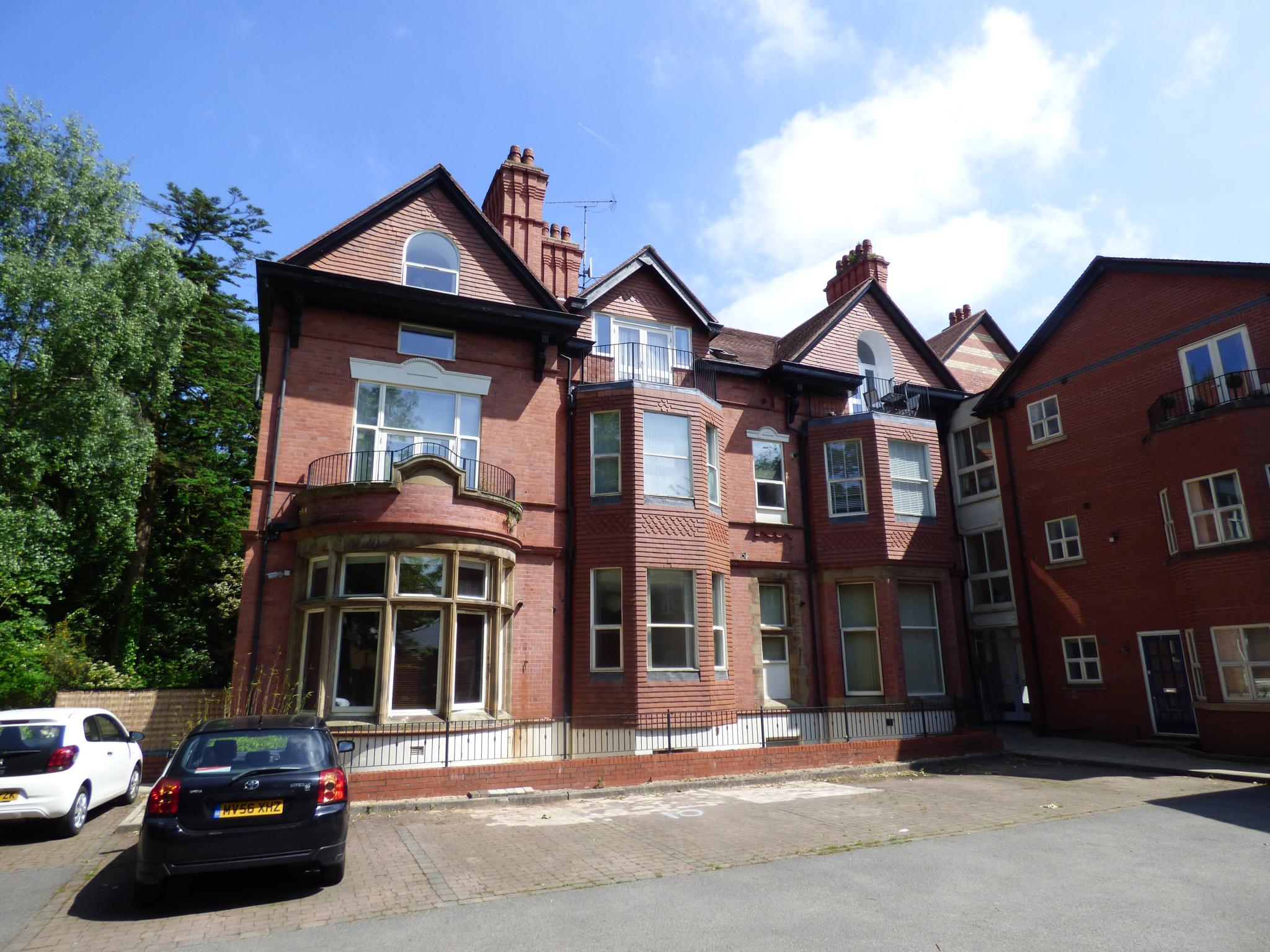 2 bedroom penthouse flat/apartment Under Offer in Manchester - Photograph 2.