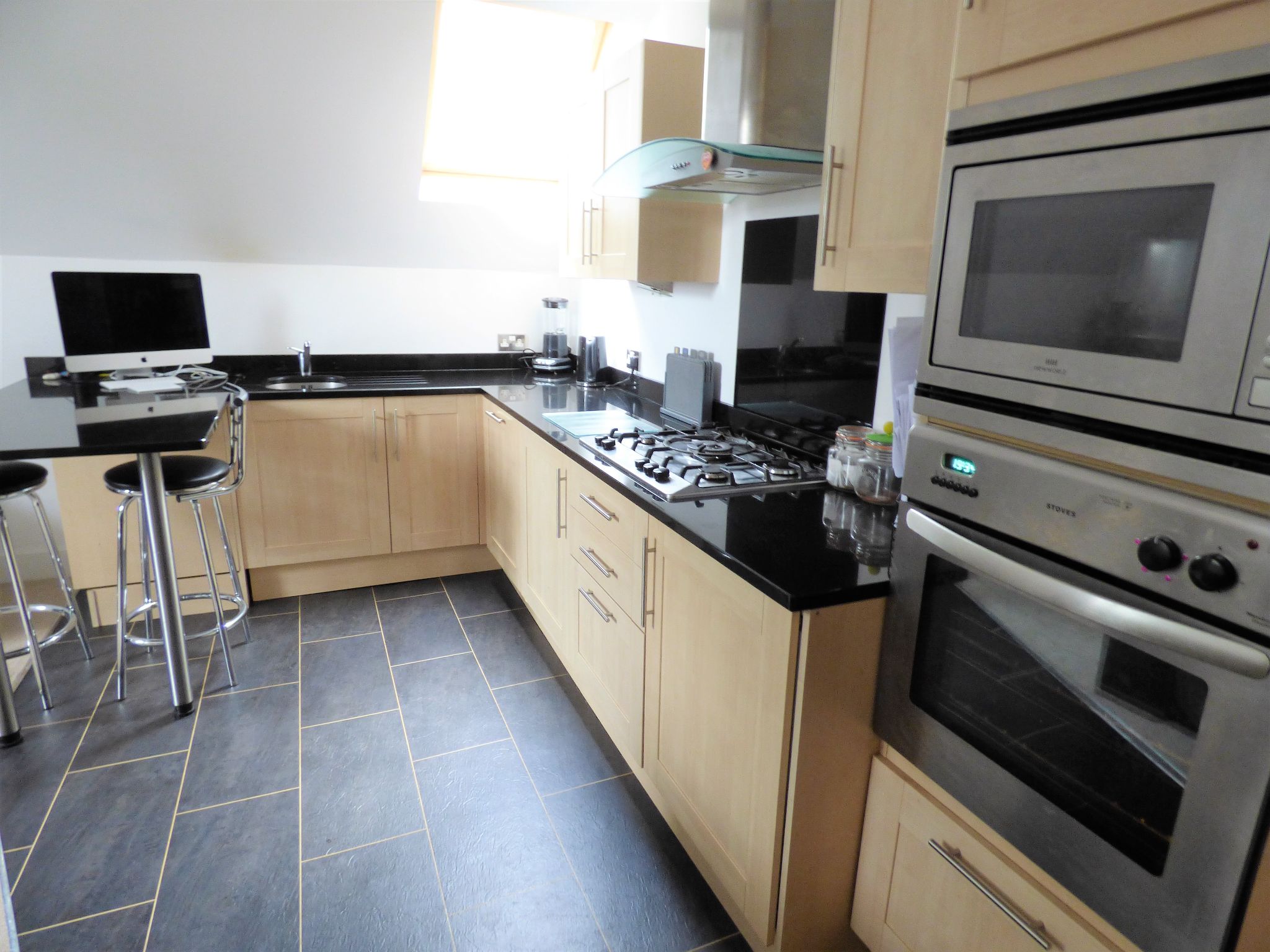 2 bedroom penthouse flat/apartment Under Offer in Manchester - Photograph 8.