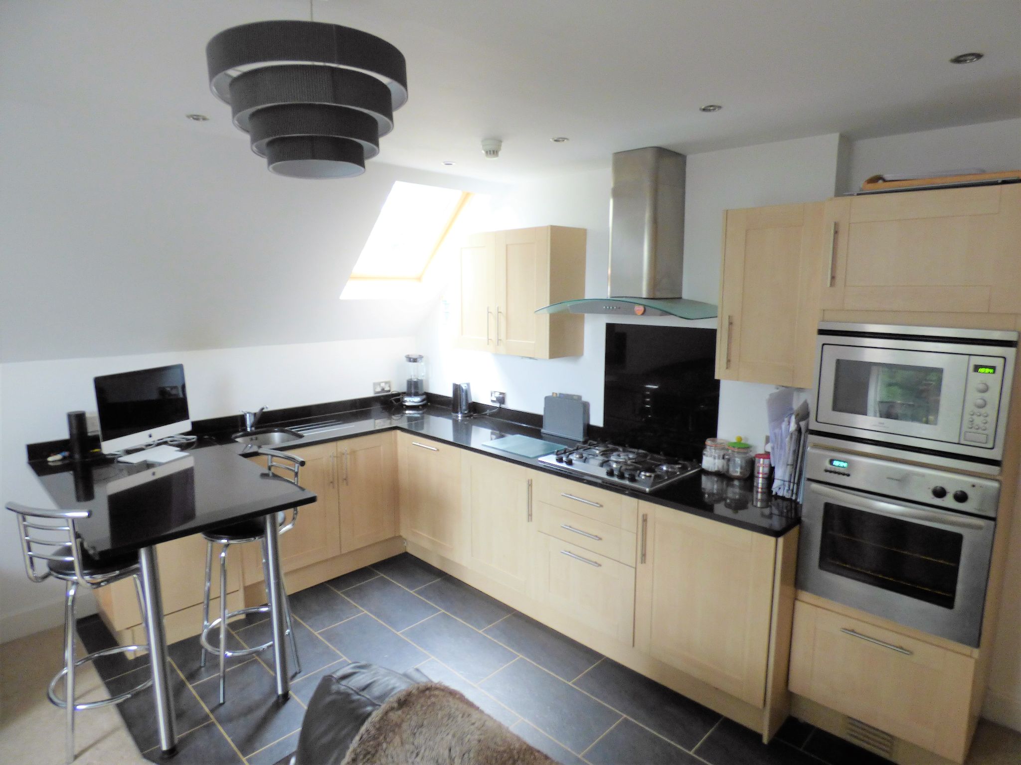 2 bedroom penthouse flat/apartment Under Offer in Manchester - Photograph 7.
