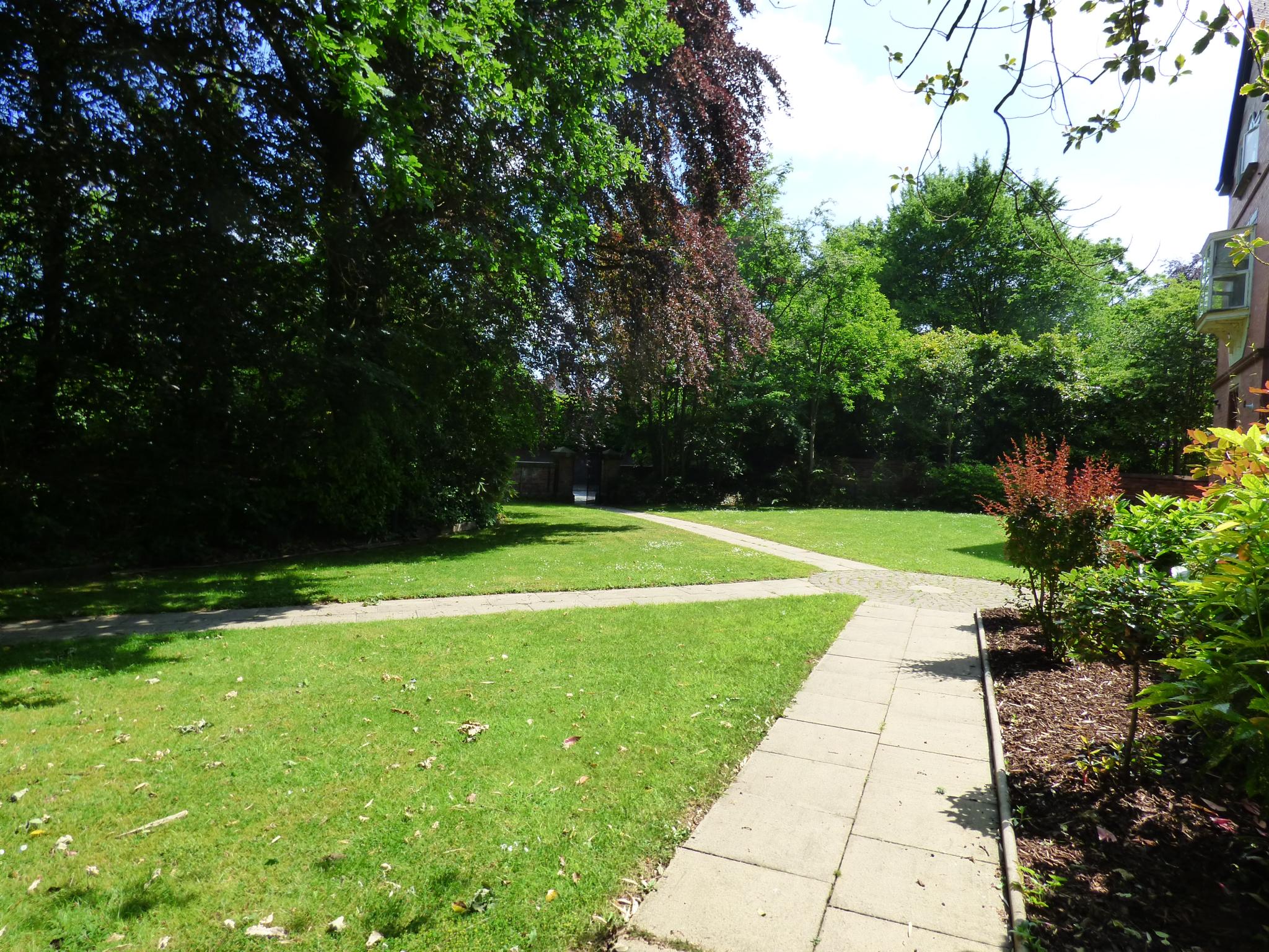 2 bedroom penthouse flat/apartment Under Offer in Manchester - Photograph 3.