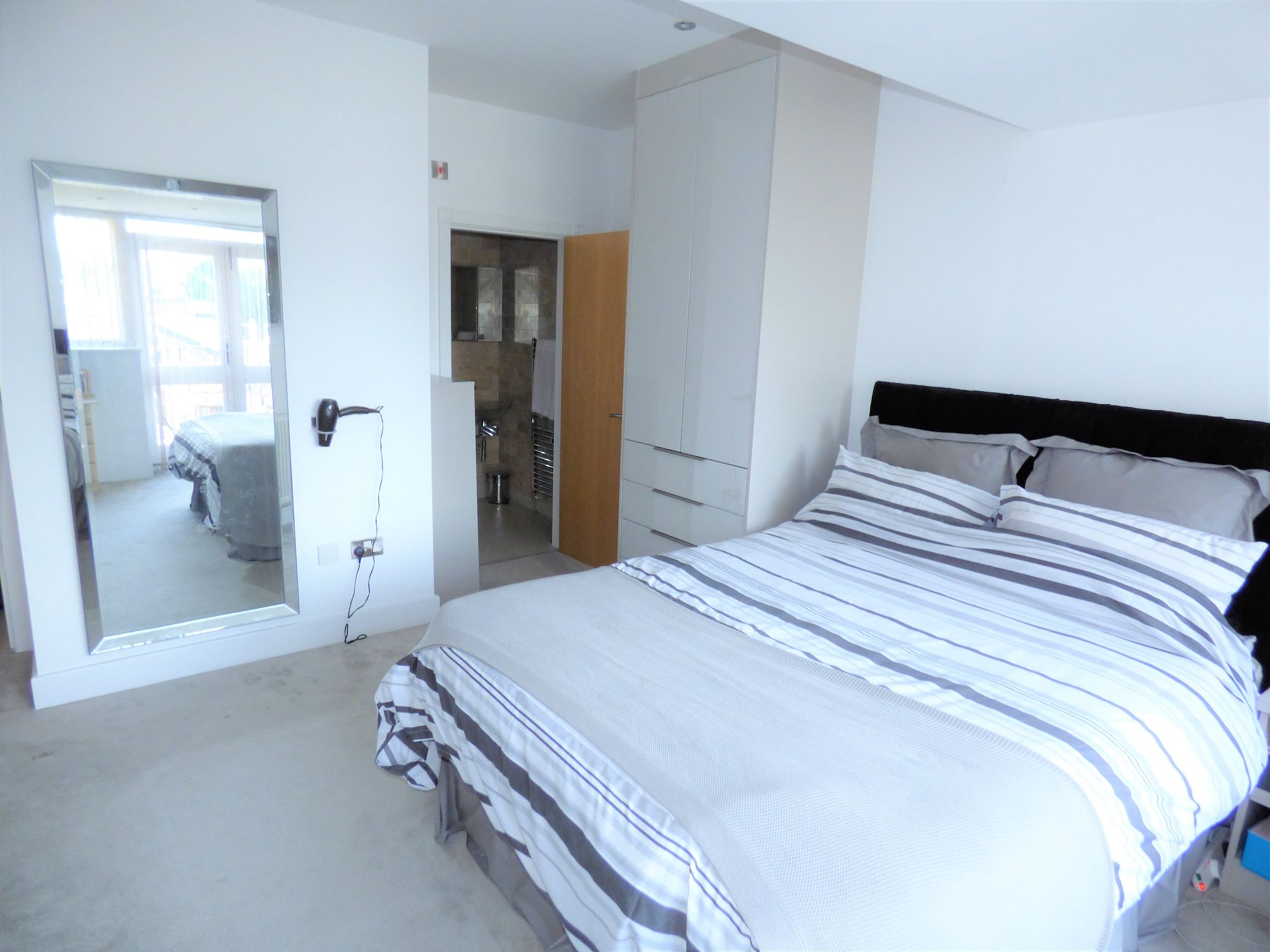 2 bedroom penthouse flat/apartment Under Offer in Manchester - Photograph 12.