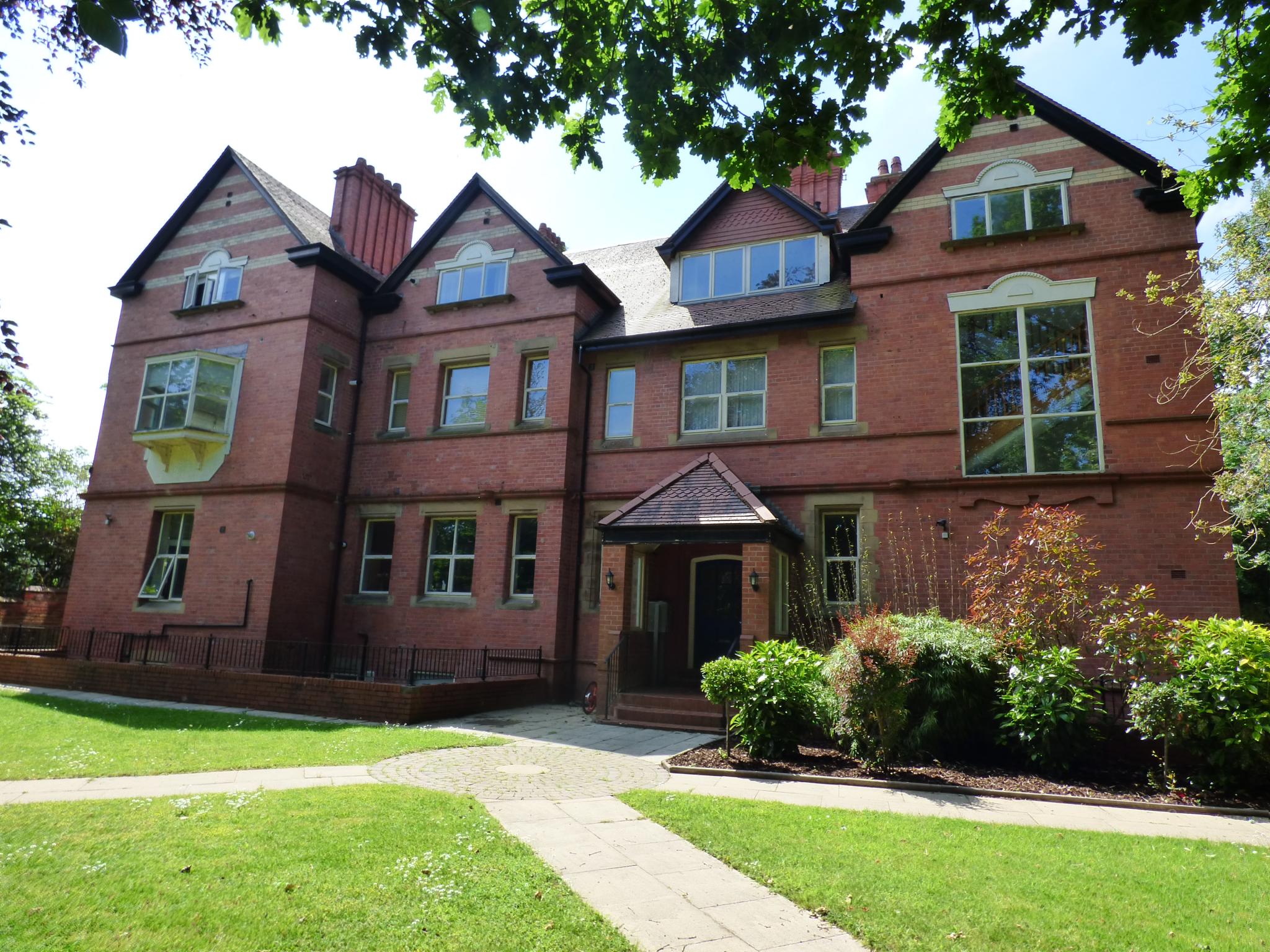 2 bedroom penthouse flat/apartment Under Offer in Manchester - Photograph 1.