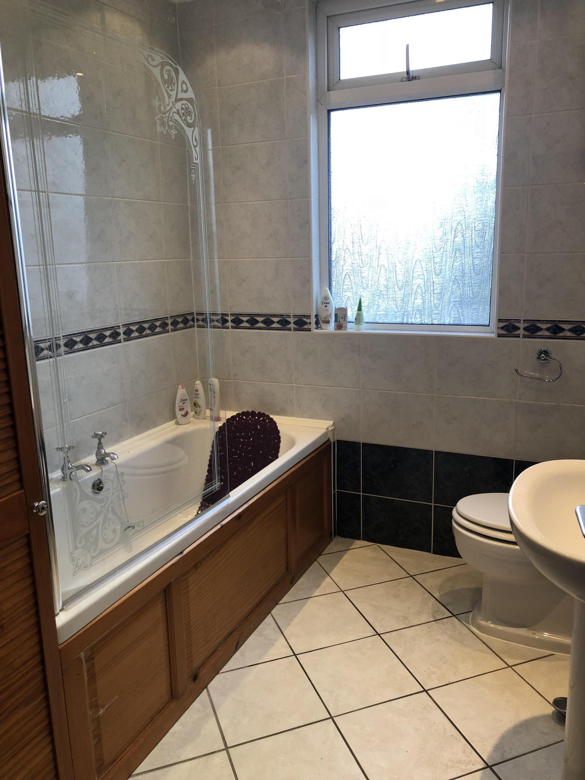 1 bedroom shared house Let in Stockport - Shared bathroom in Davenport HMO.