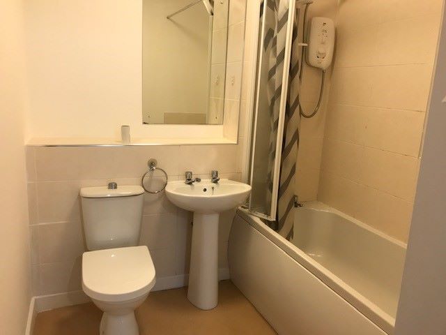 1 bedroom apartment flat/apartment Let in Stockport - Photograph 8.