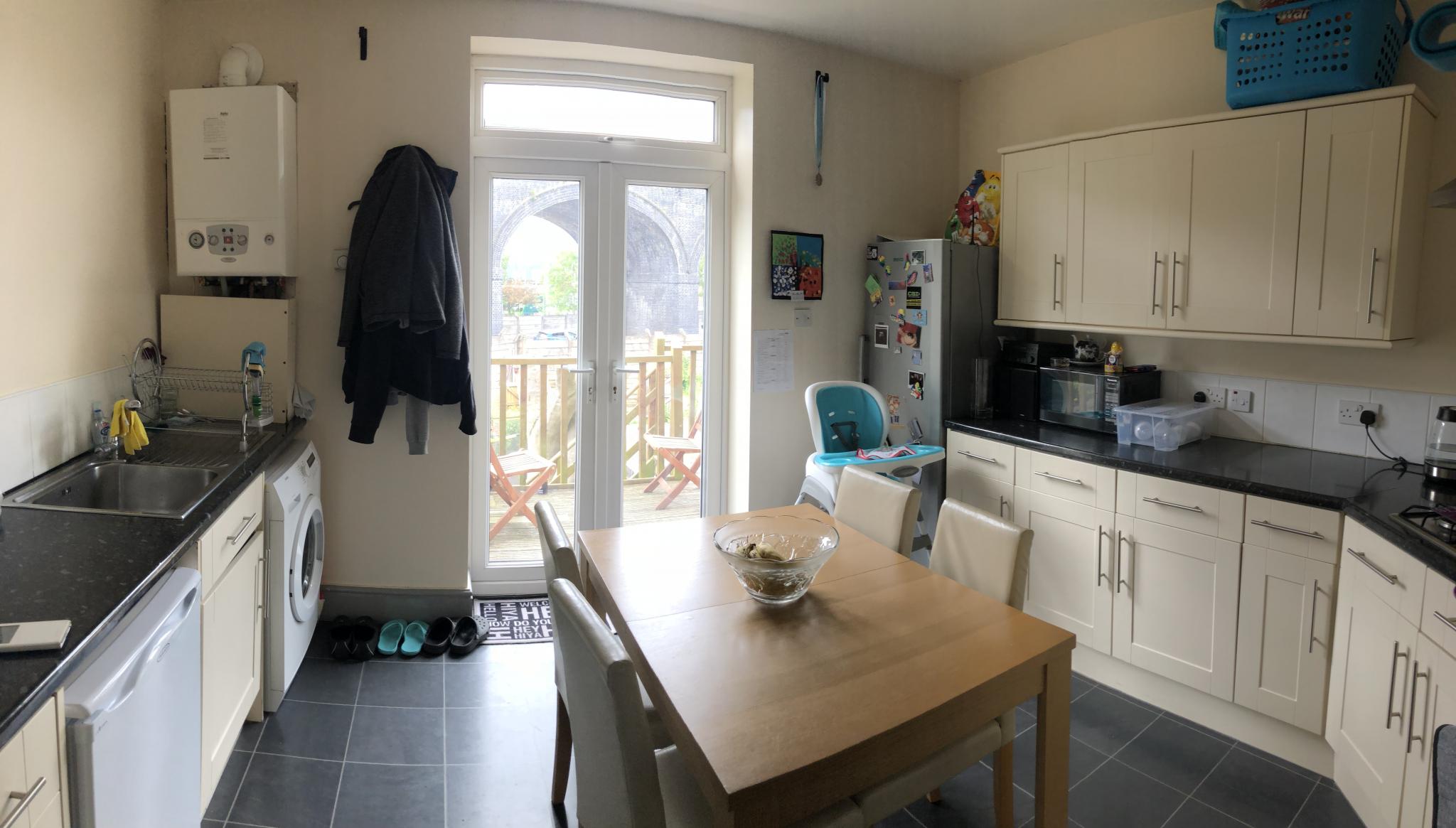 2 bedroom apartment flat/apartment Let in Stockport - Photograph 2.