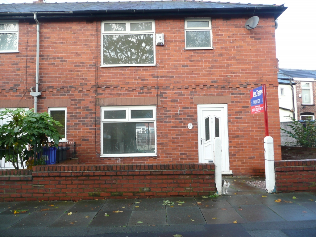 3 bedroom end terraced house Let in Manchester - 0.