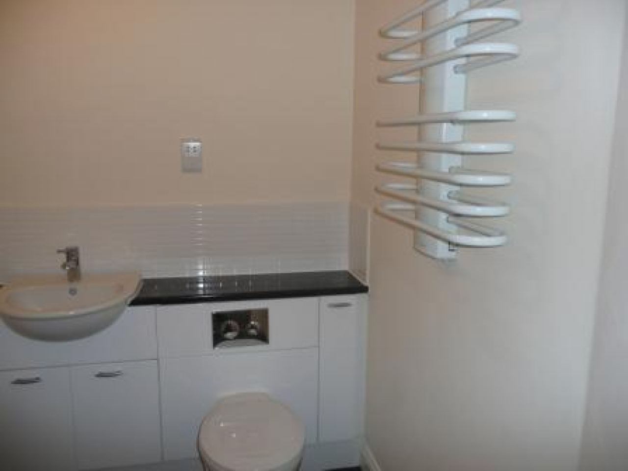 2 bedroom Let in Hyde - 0.