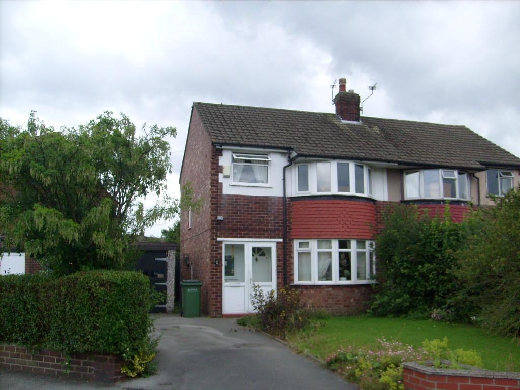 3 bedroom semi-detached house Let in Stockport - 0.