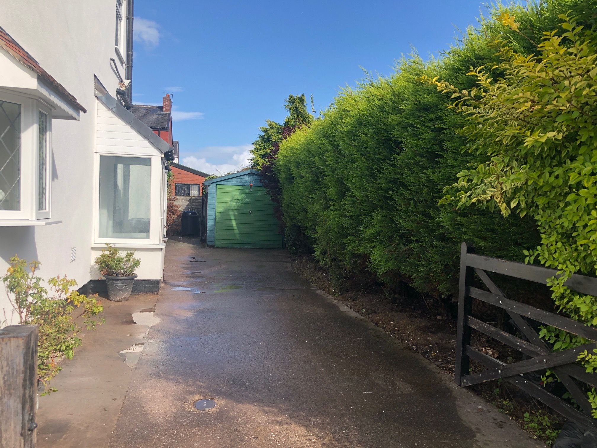 3 bedroom semi-detached house Let in Stockport - Driveway.