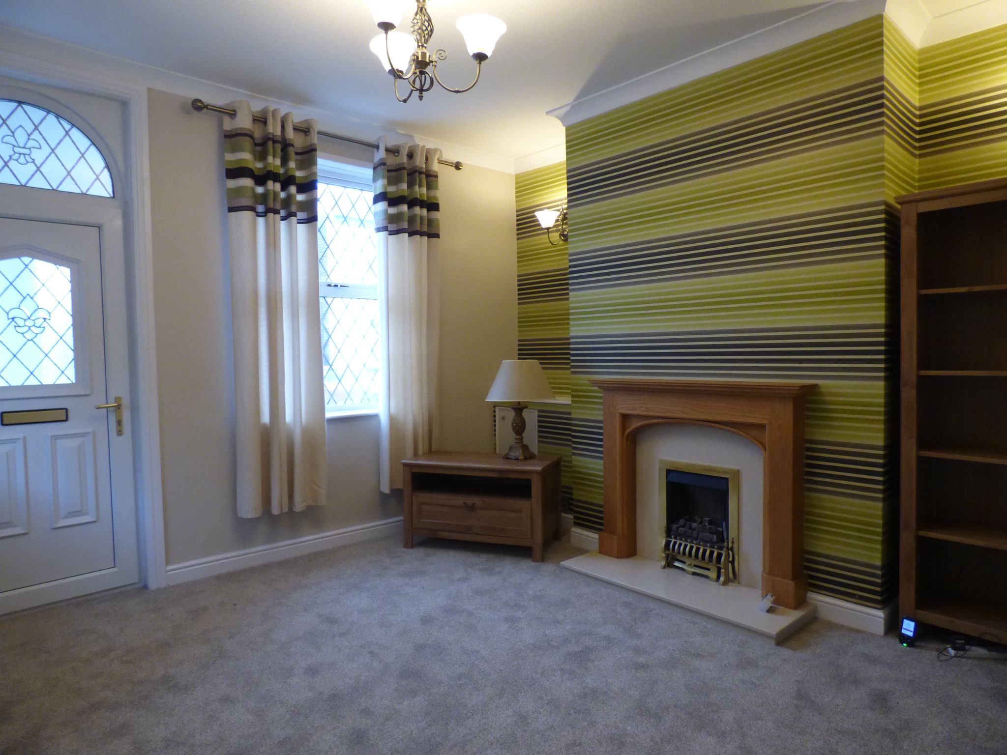 3 bedroom semi-detached house Let in Stockport - Lounge.