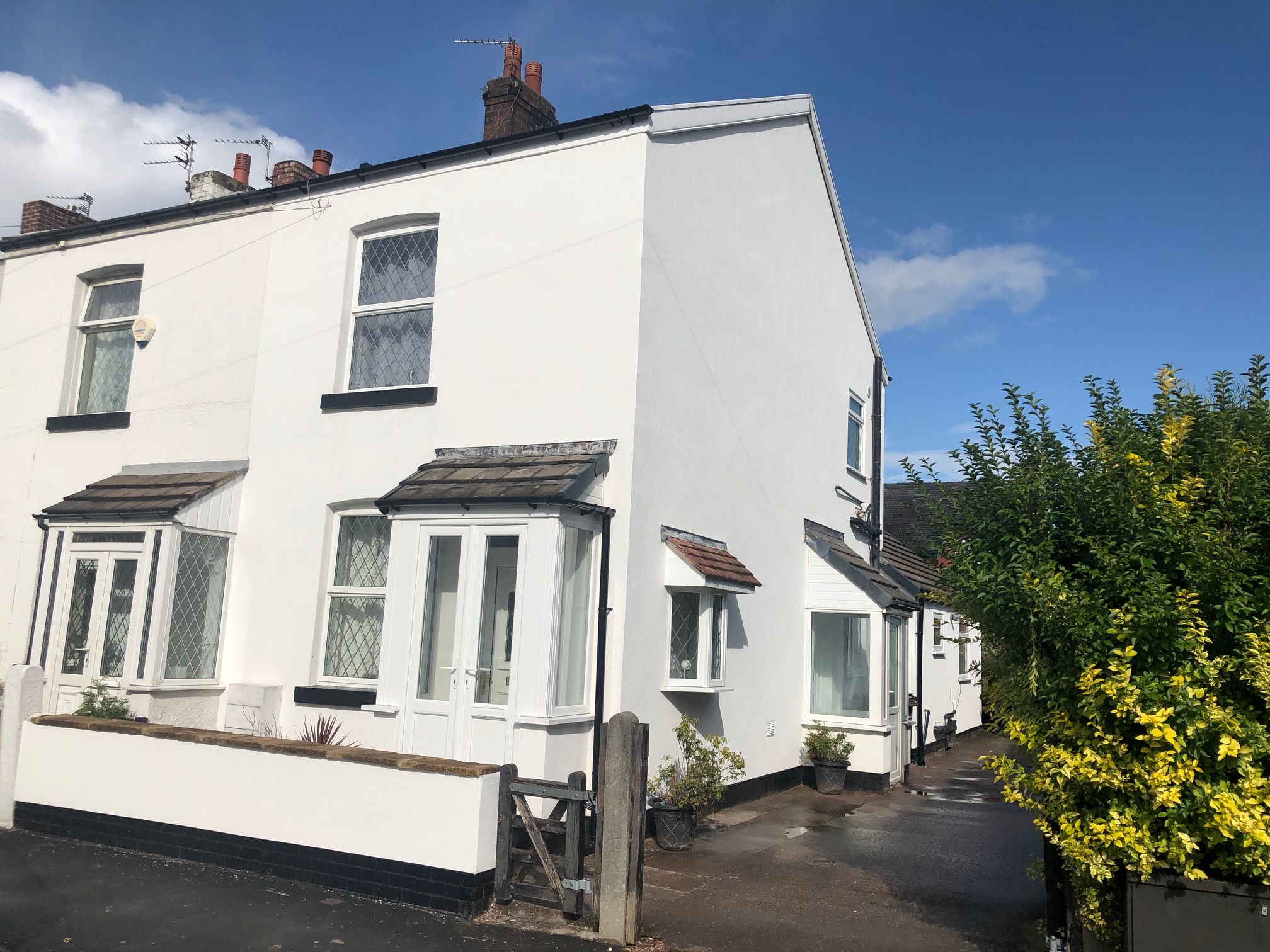 3 bedroom semi-detached house Let in Stockport - Exterior.