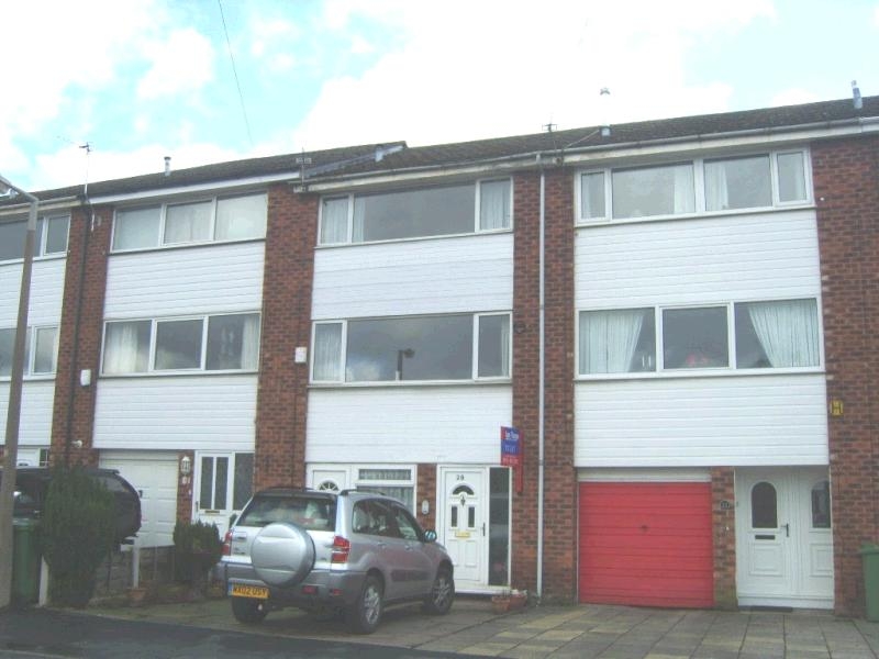 4 bedroom detached house Let in Stockport - 0.