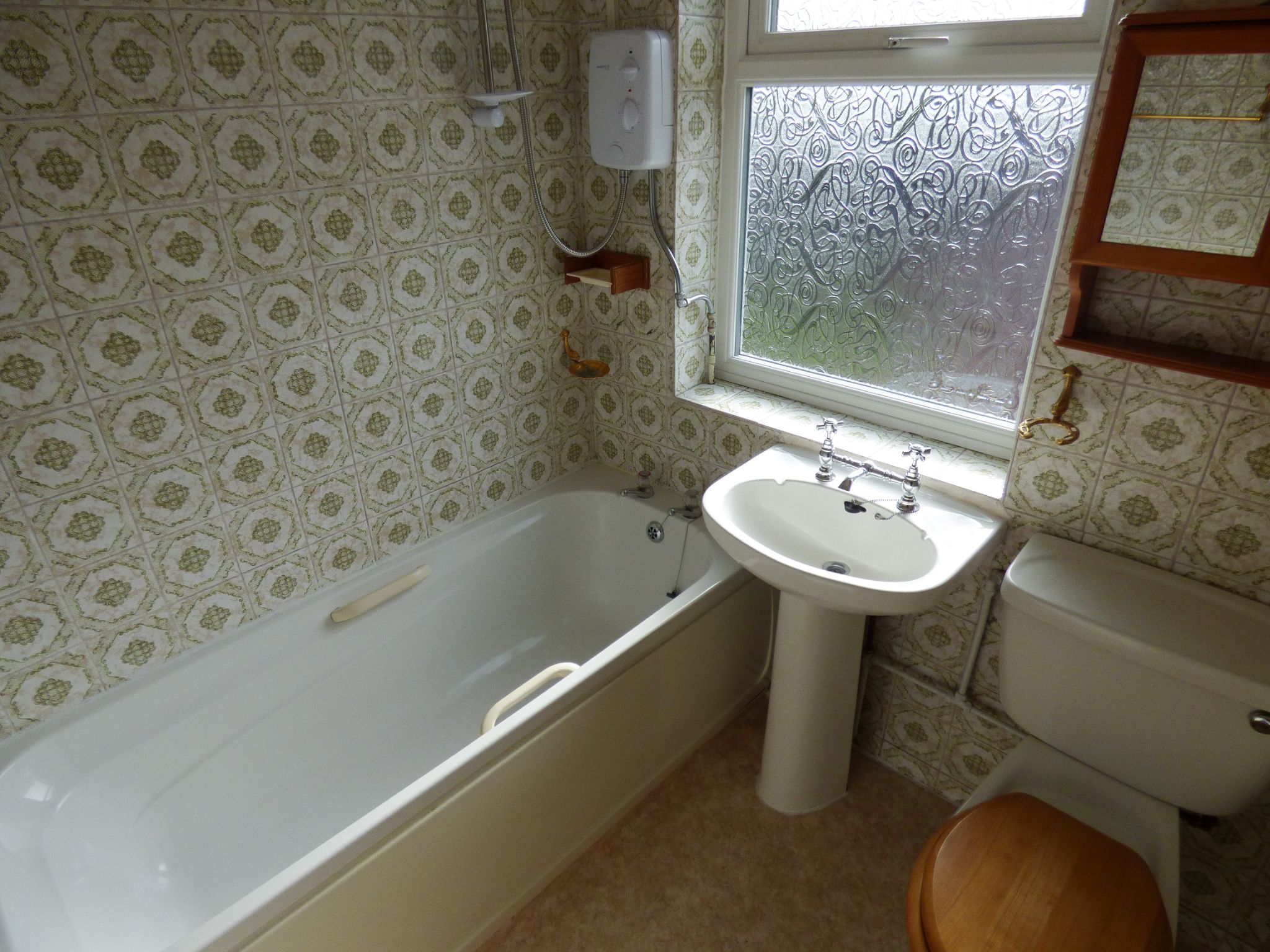 3 bedroom semi-detached house Let in Stockport - Photograph 8.