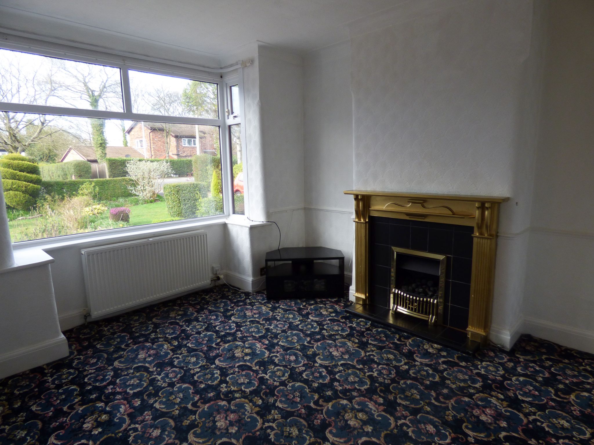 3 bedroom semi-detached house Let in Stockport - Photograph 3.