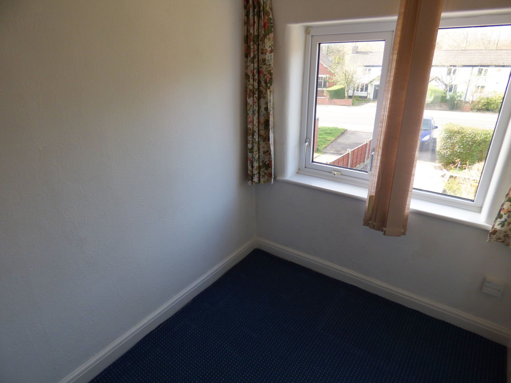 3 bedroom semi-detached house Let in Stockport - Photograph 11.