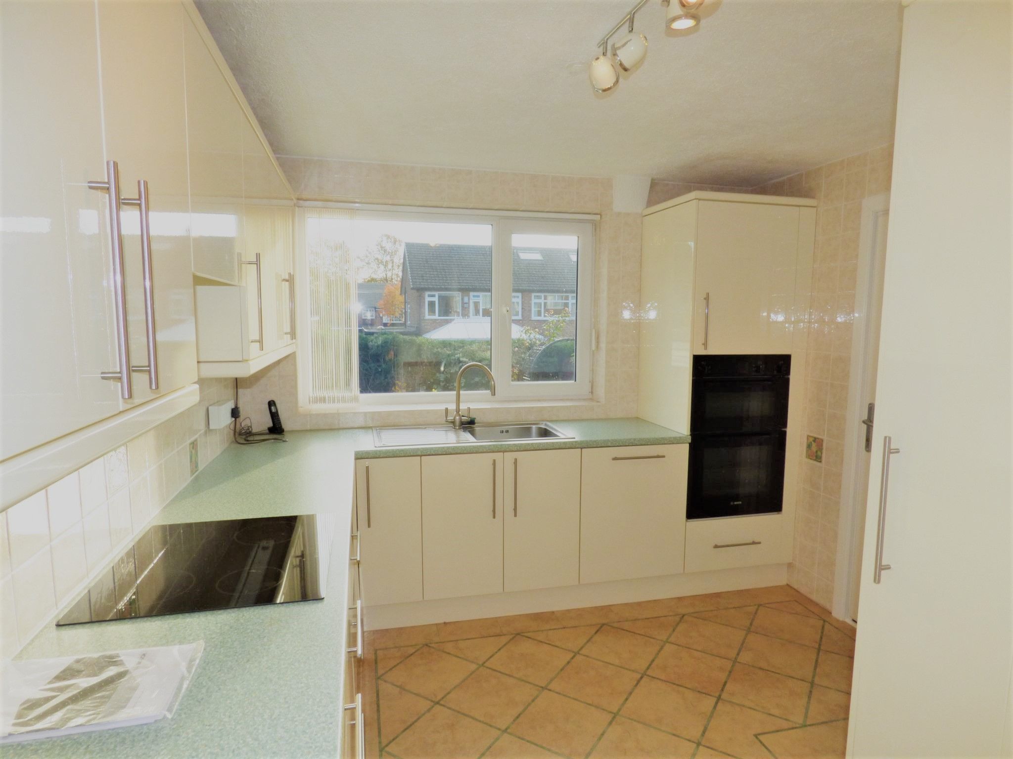 4 bedroom semi-detached house Let in Stockport - Photograph 2.