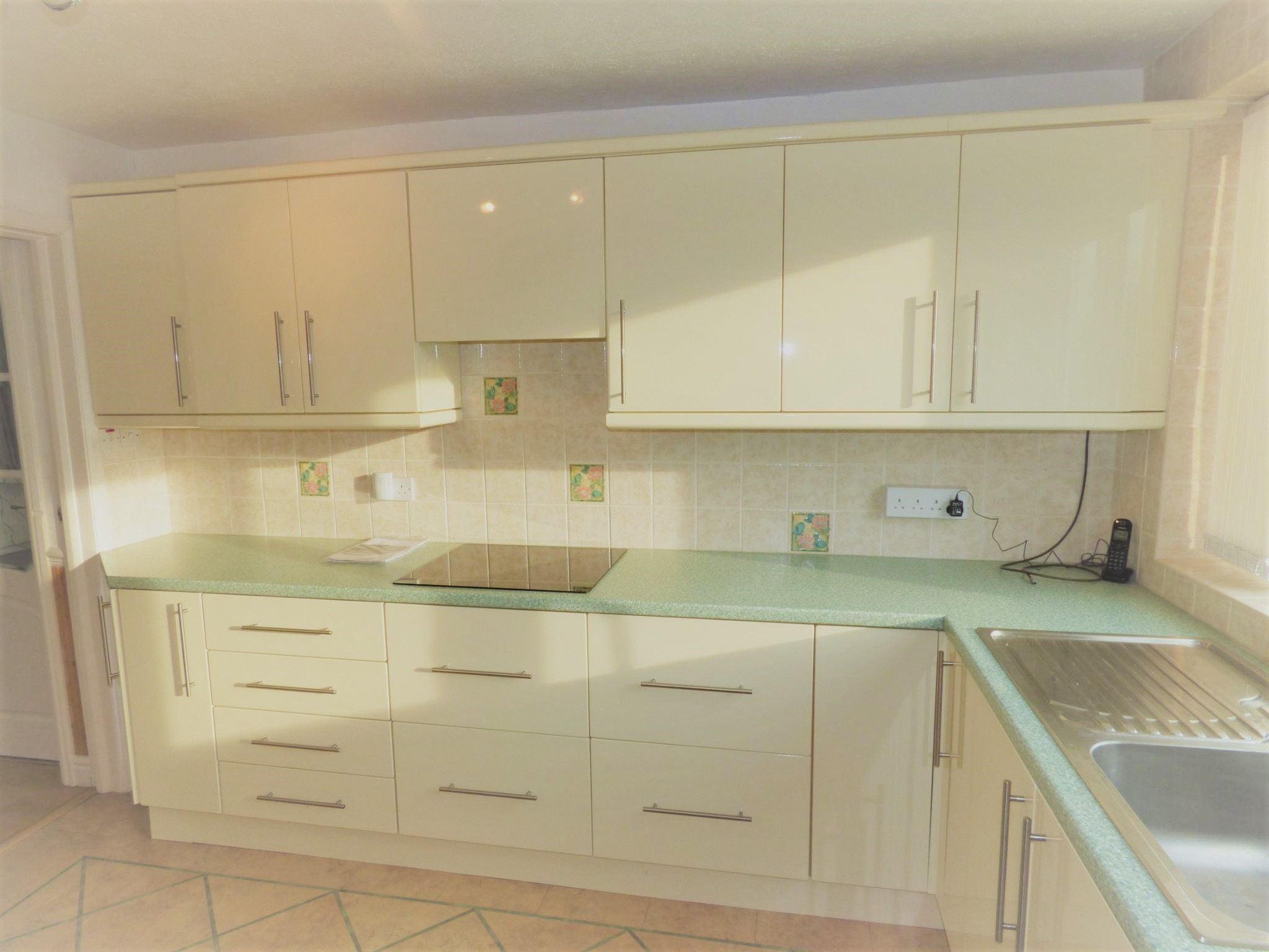 4 bedroom semi-detached house Let in Stockport - Photograph 3.