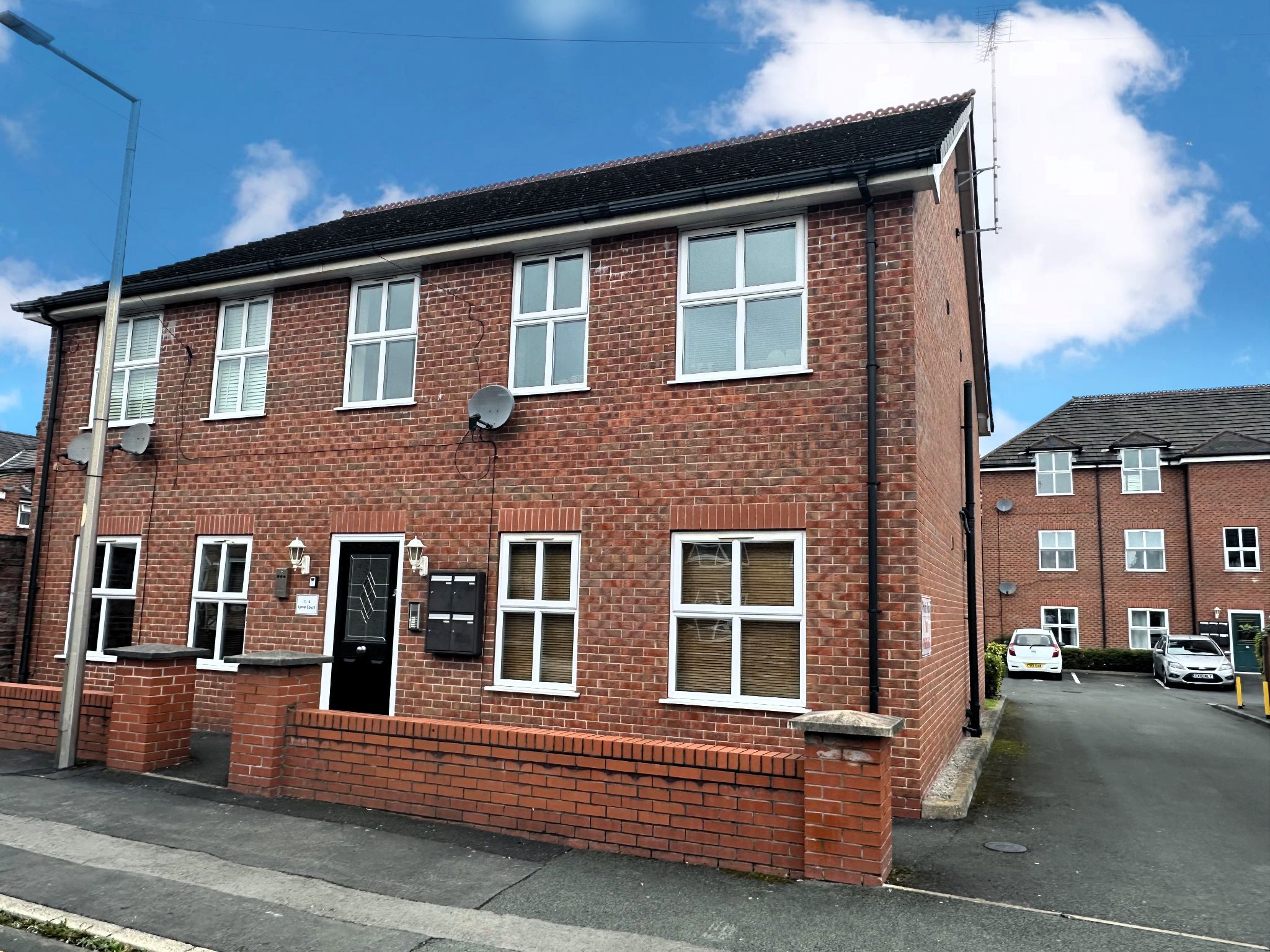 2 bedroom apartment flat/apartment Sold in Stockport - Photograph 1.