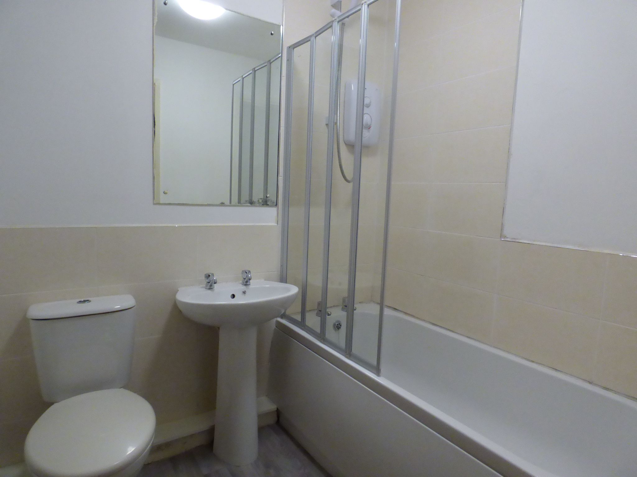 2 bedroom apartment flat/apartment Let in Stockport - Photograph 8.
