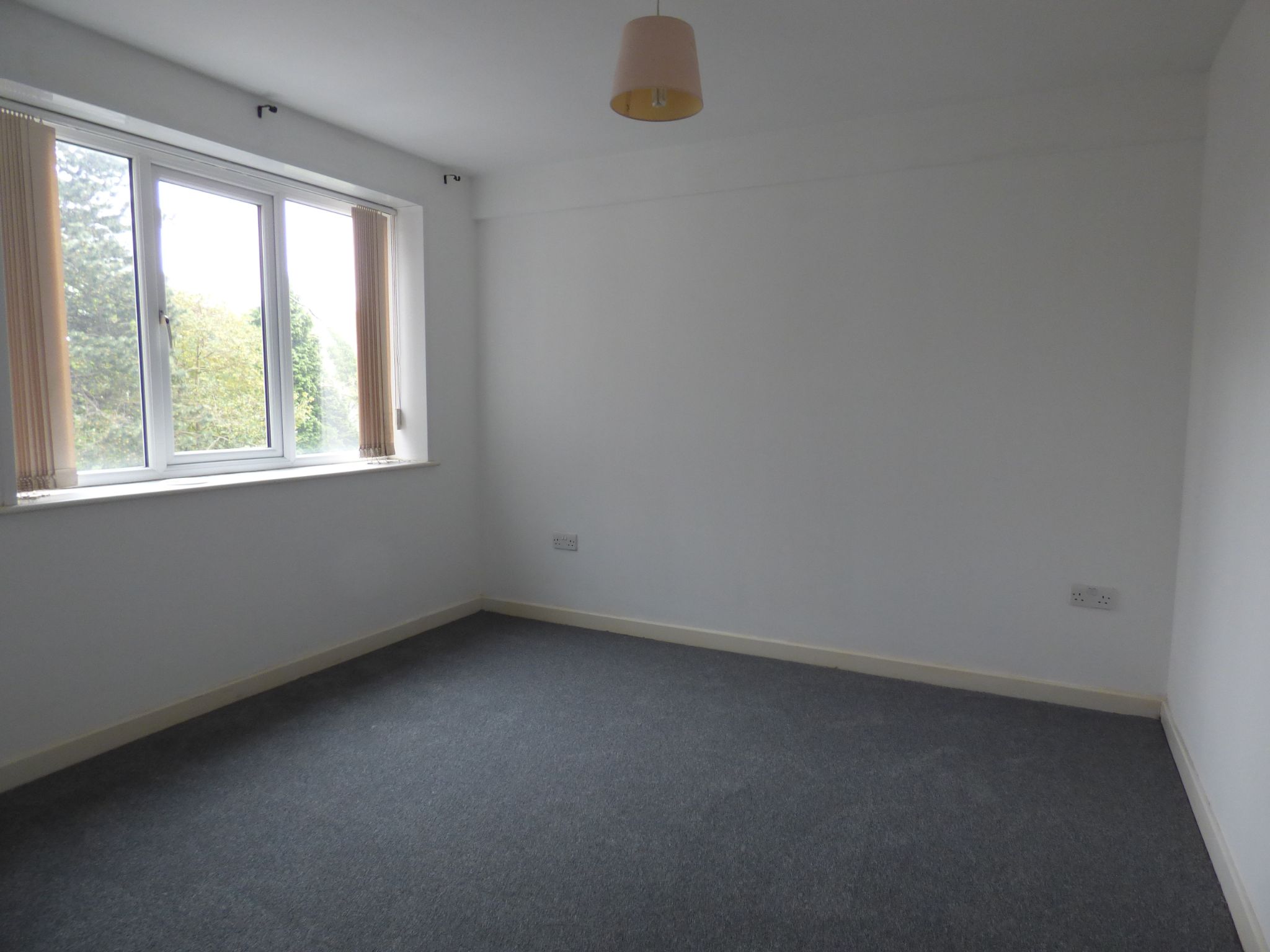 2 bedroom apartment flat/apartment Let in Stockport - Photograph 9.