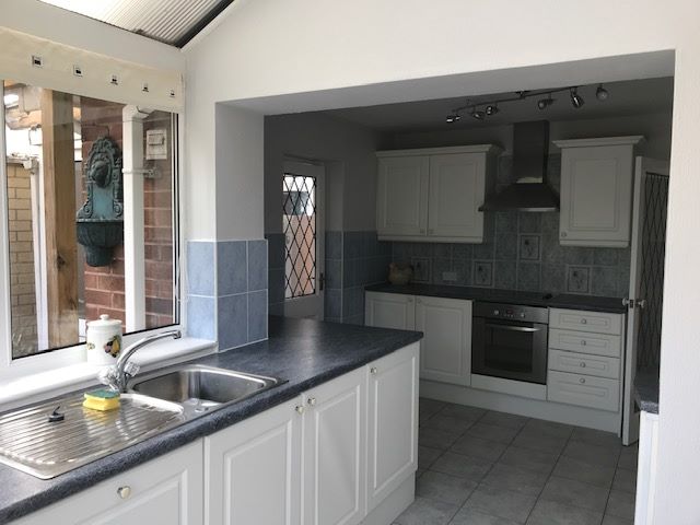 2 bedroom detached bungalow To Let in Stockport - Property photograph.