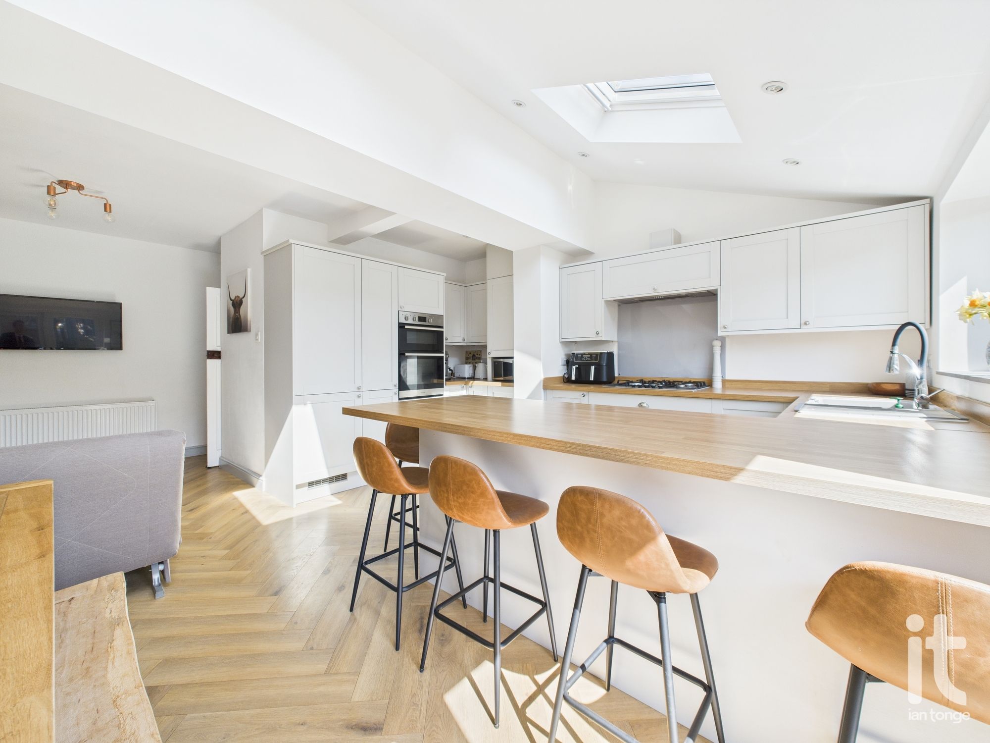 3 bedroom semi-detached house SSTC in Stockport - Photograph 13.