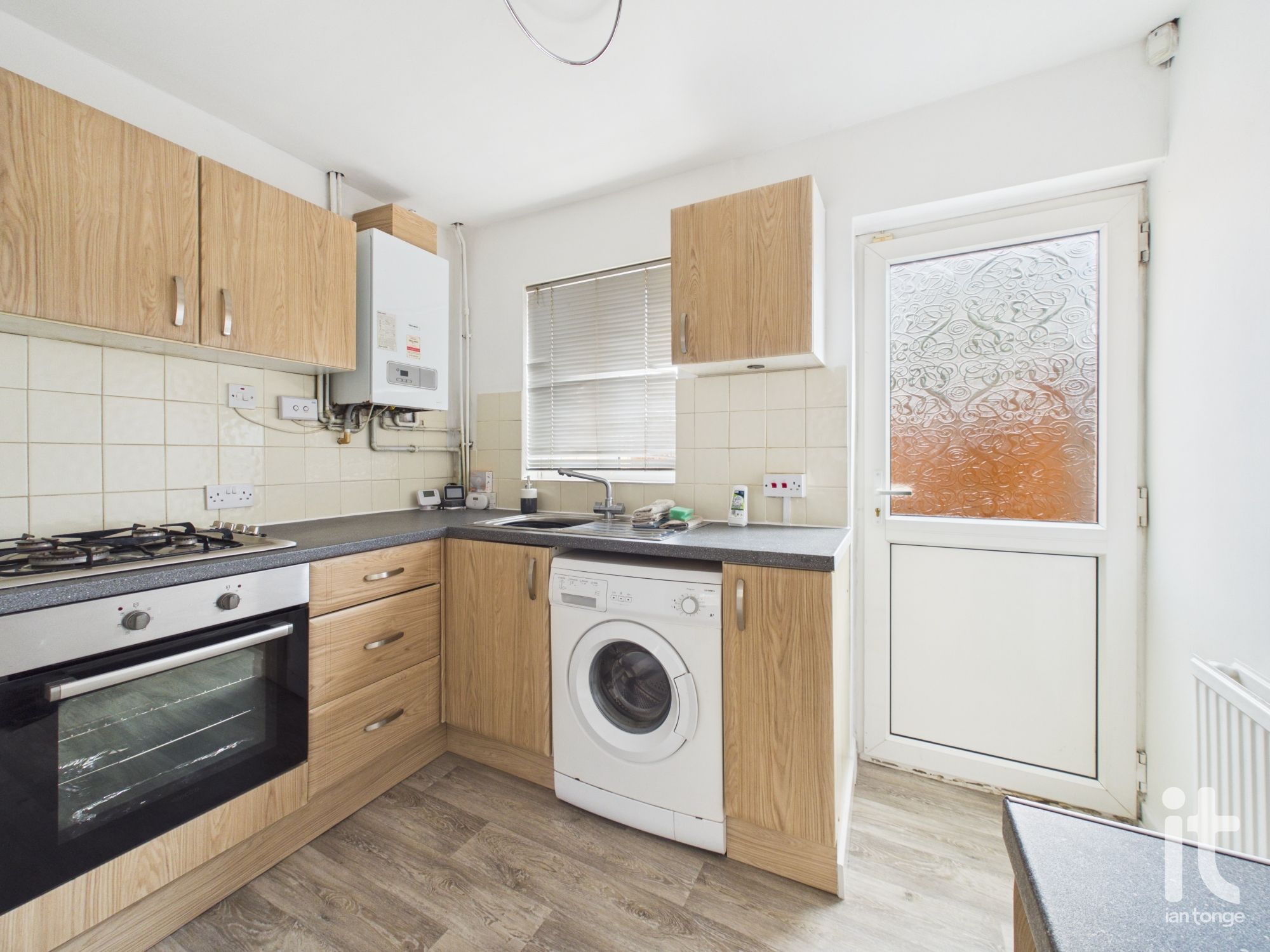2 bedroom end terraced house For Sale in Stockport - Property photograph.