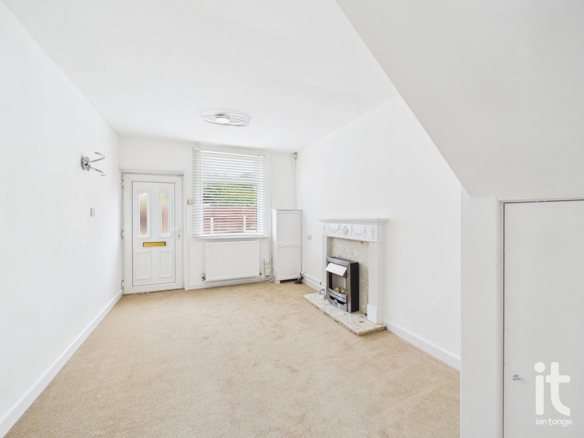 2 bedroom end terraced house For Sale in Stockport - Photograph 5.