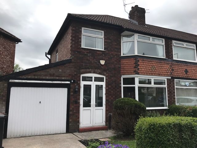 3 bedroom semi-detached house Let in Stockport - Photograph 1.