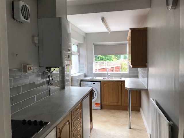 3 bedroom semi-detached house Let in Stockport - Photograph 2.