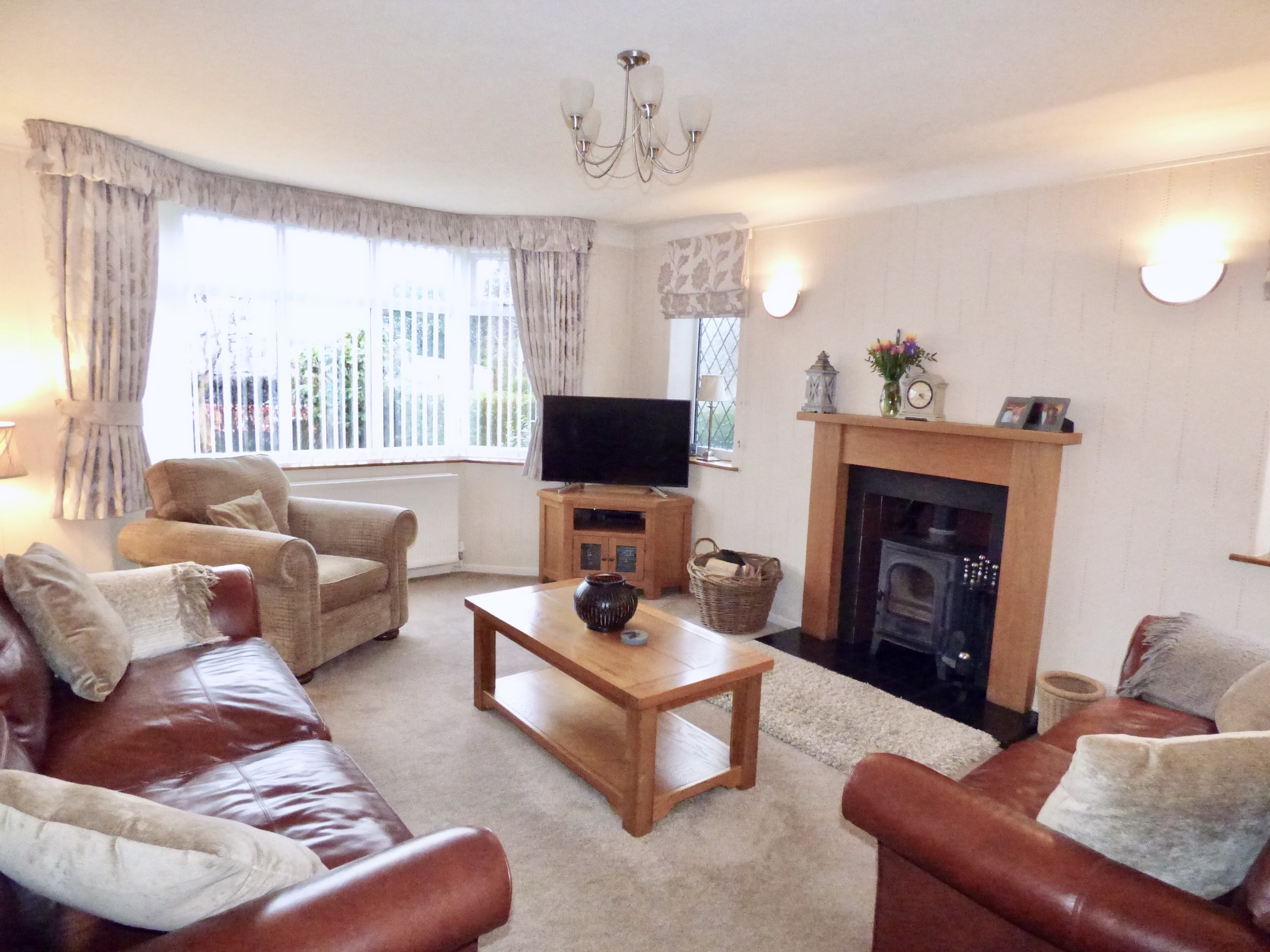 3 bedroom detached house Sold in Stockport - Photograph 6.