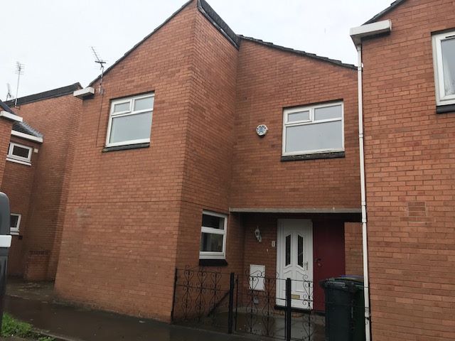 3 bedroom mews house Let in Stockport - Photograph 1.