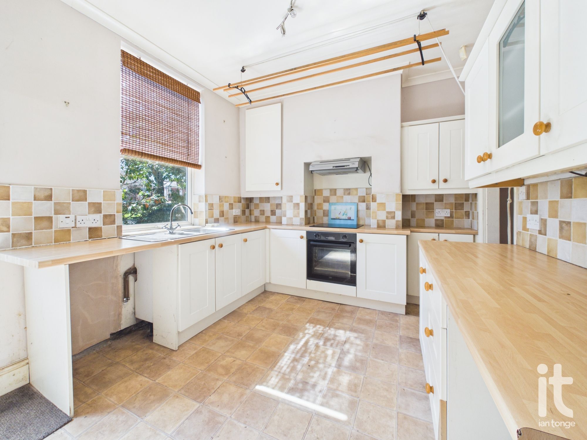 2 bedroom mid terraced house For Sale in Stockport - Photograph 6.