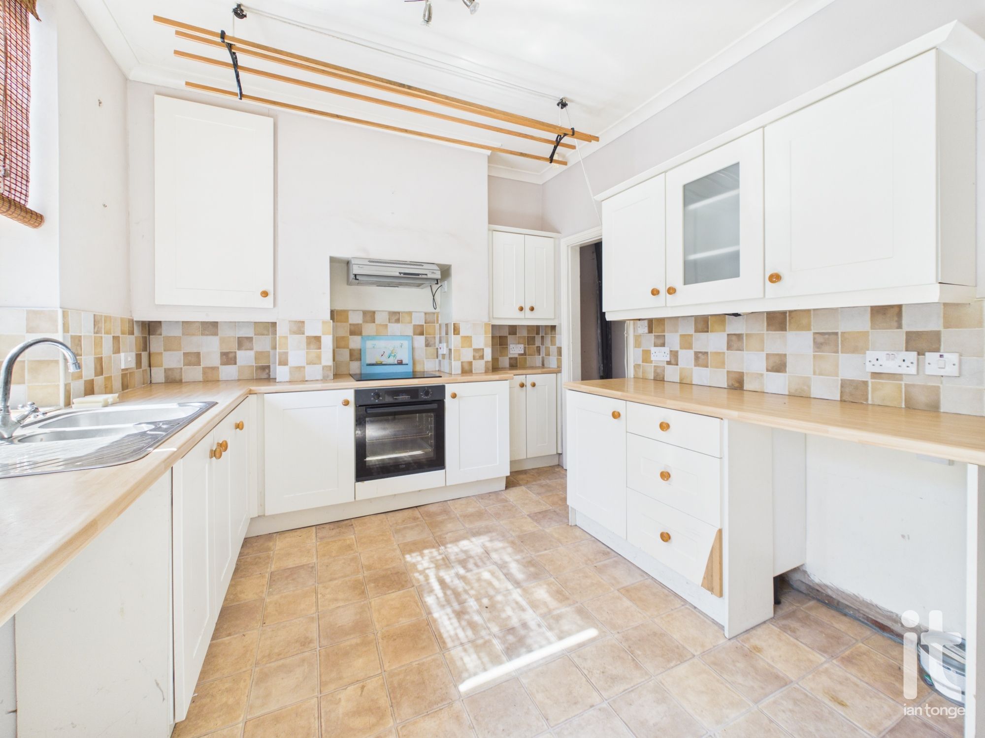 2 bedroom mid terraced house For Sale in Stockport - Property photograph.