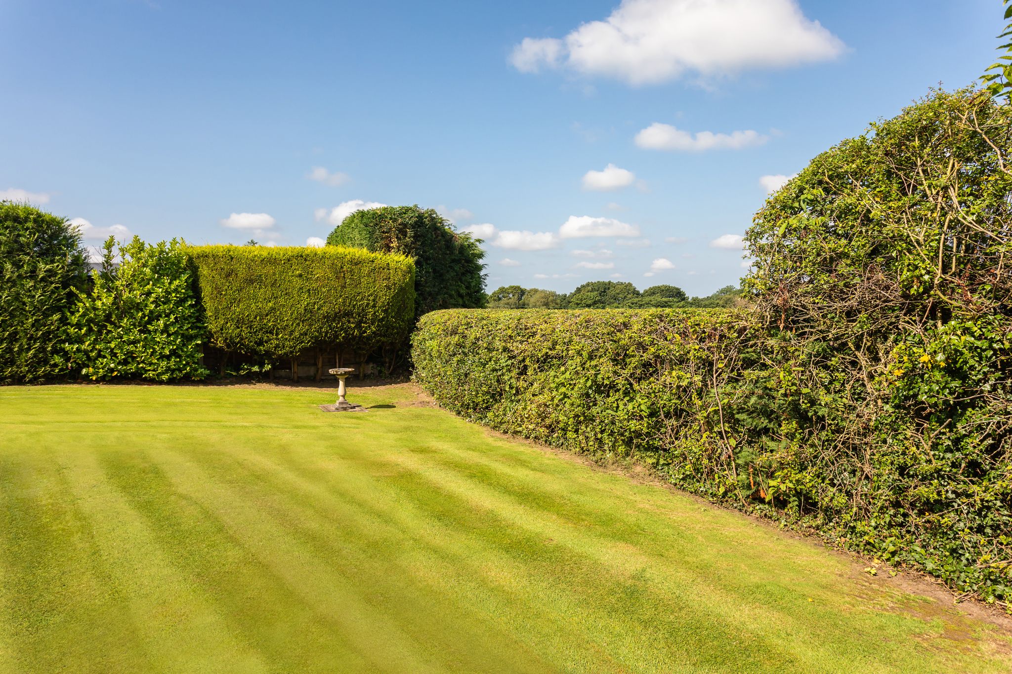 4 bedroom detached house For Sale in Macclesfield - Photograph 6.