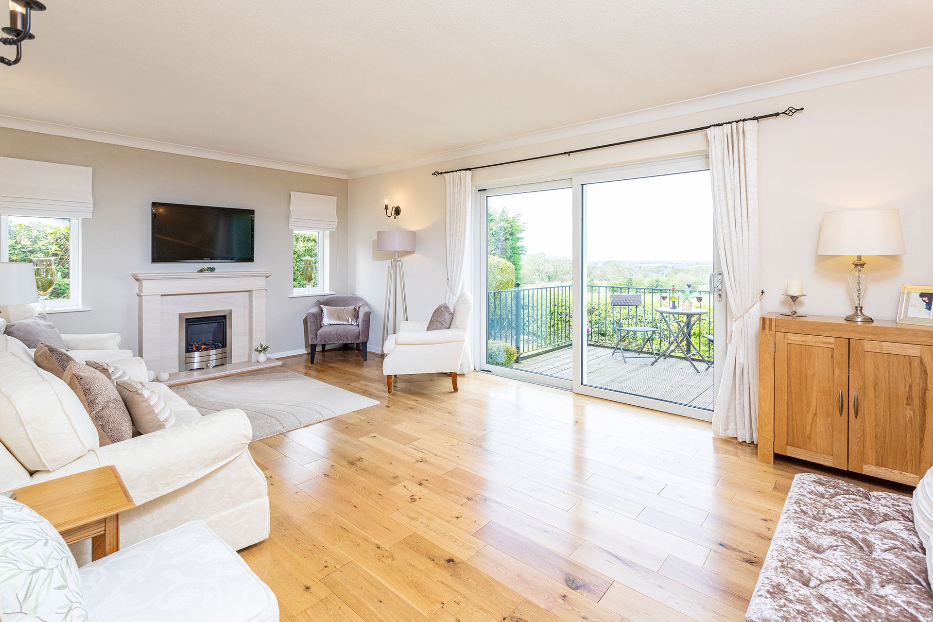 4 bedroom detached house For Sale in Macclesfield - Photograph 4.