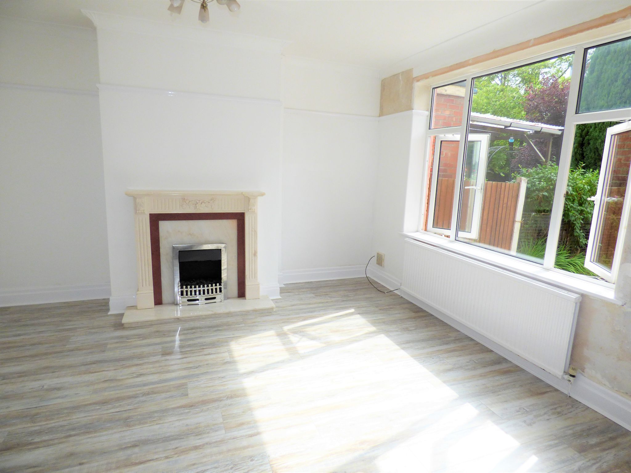 3 bedroom semi-detached house Let in Stockport - Photograph 4.