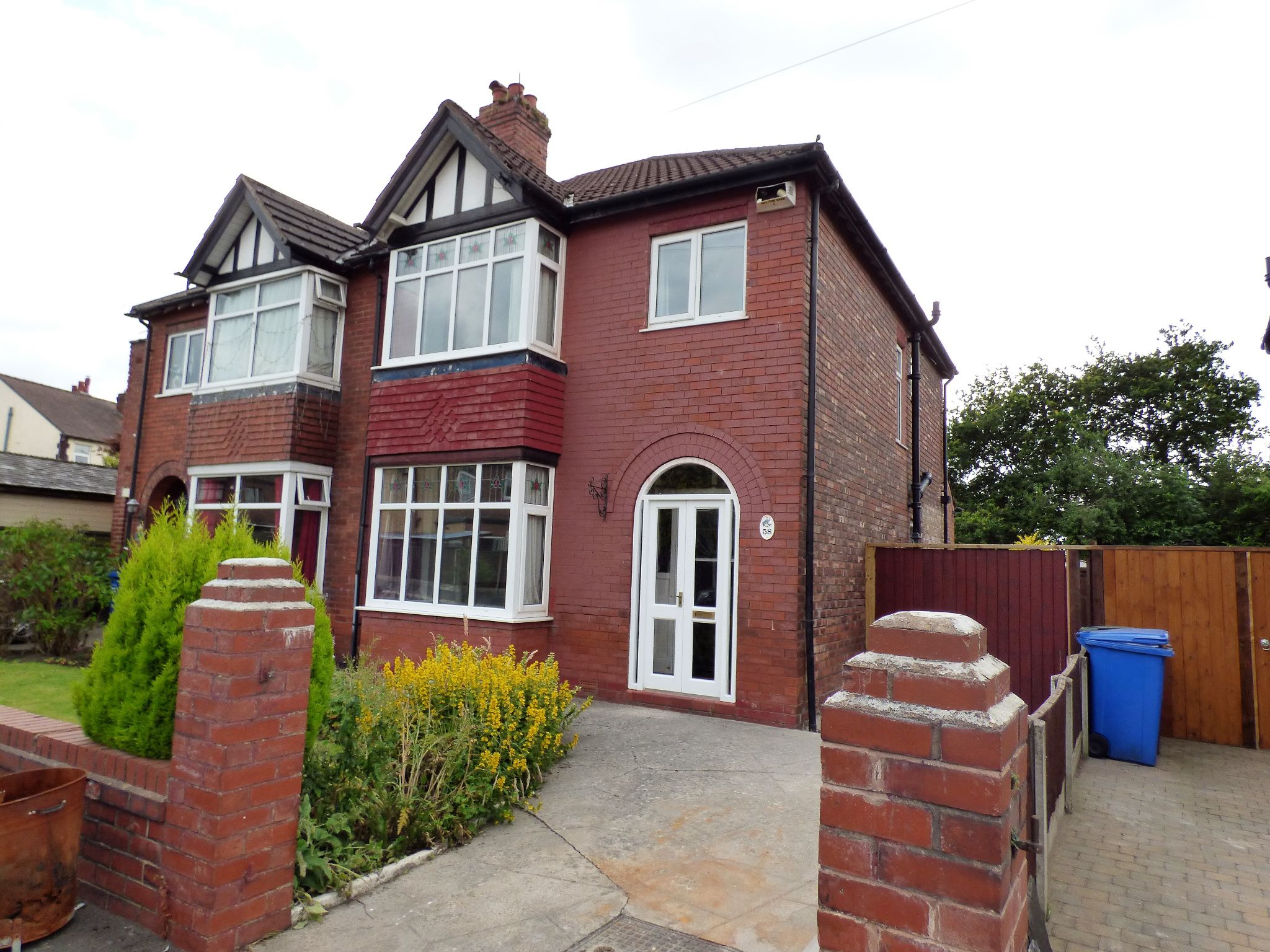3 bedroom semi-detached house Let in Stockport - Photograph 1.