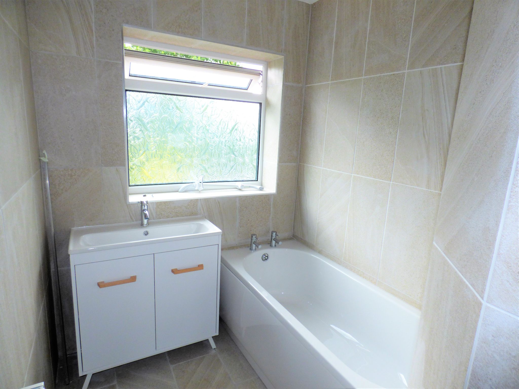 3 bedroom semi-detached house Let in Stockport - Photograph 9.