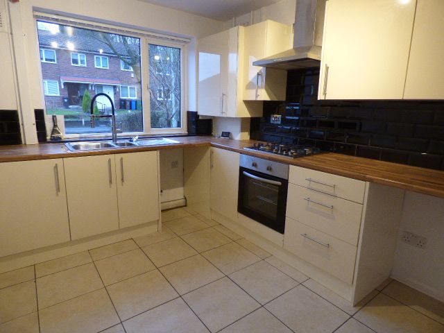 2 bedroom mid terraced house Let in Stockport - Photograph 2.