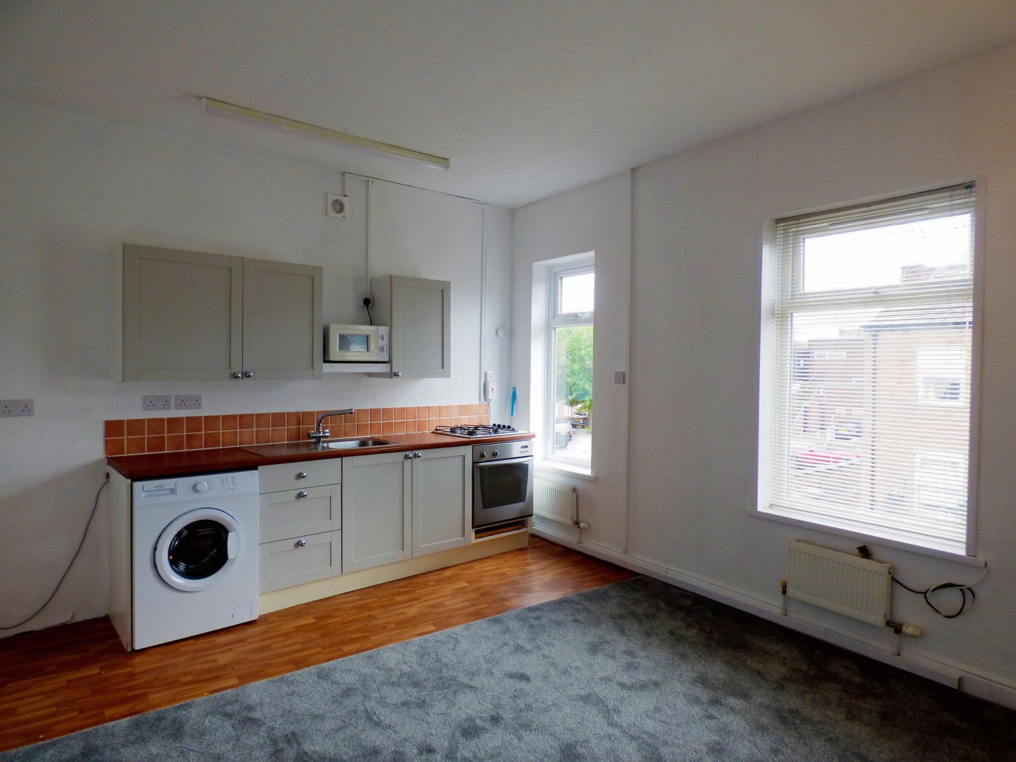 1 bedroom flat flat/apartment To Let in Stockport - Photograph 2.