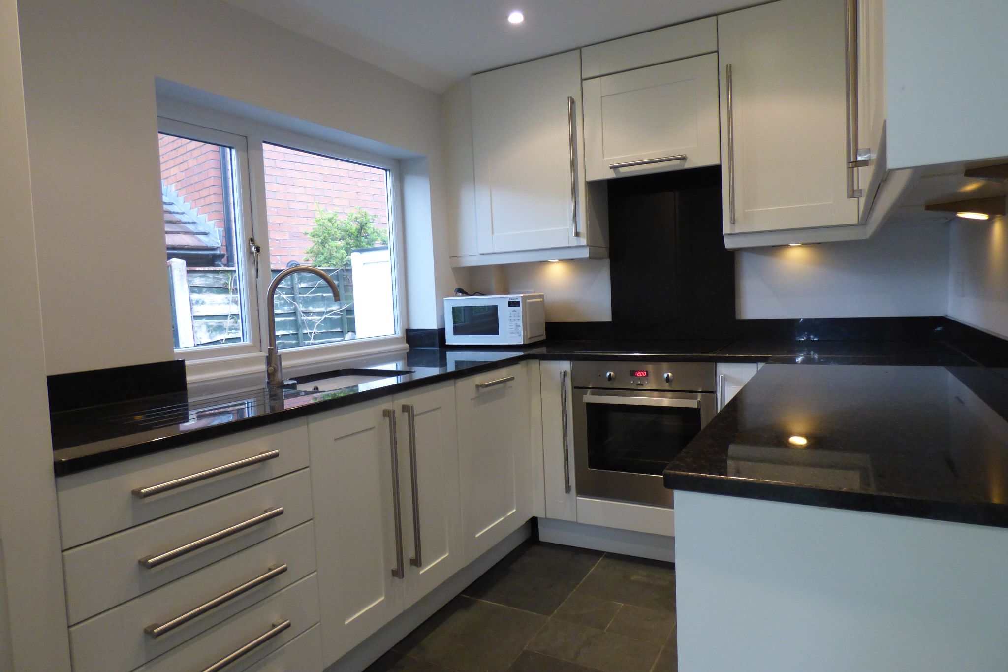 3 bedroom detached house Let in Stockport - Photograph 3.